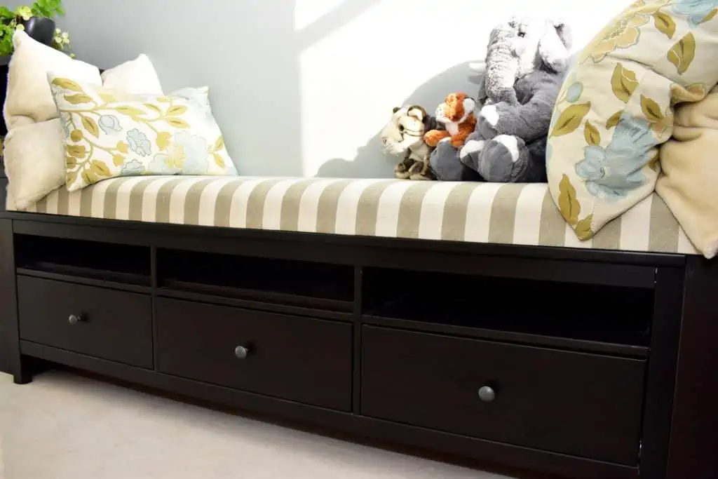 bench storage ideas for extra bedding