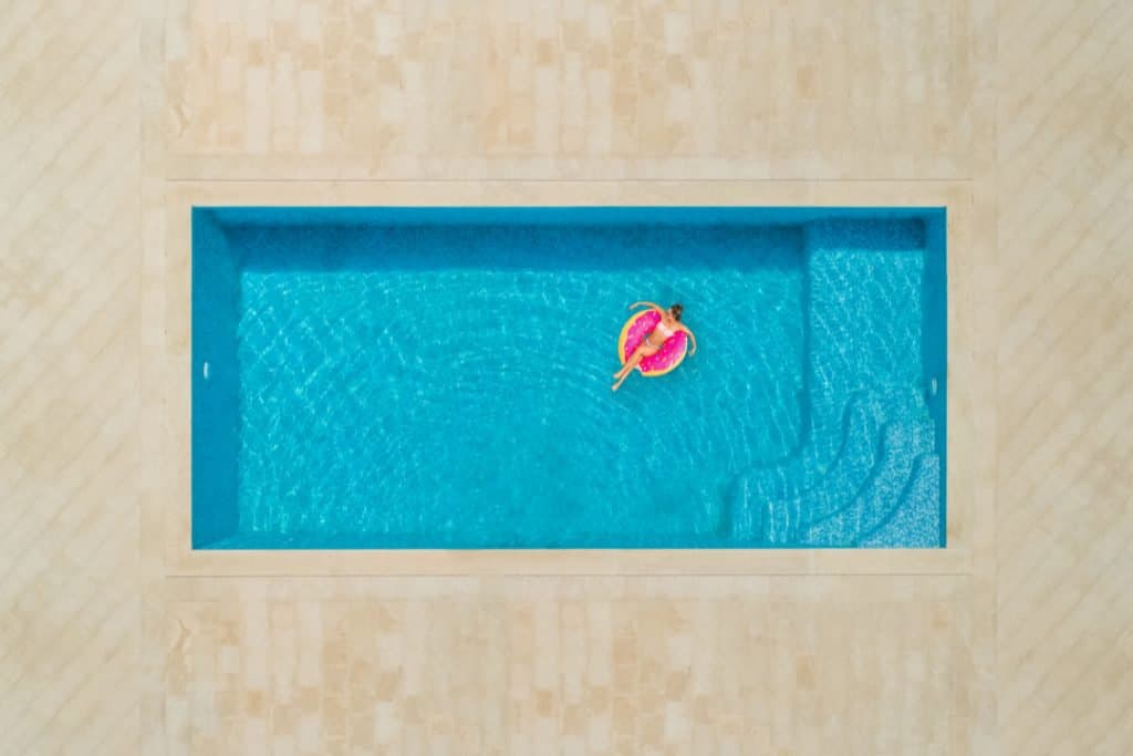 how to keep a pool clean without a pump