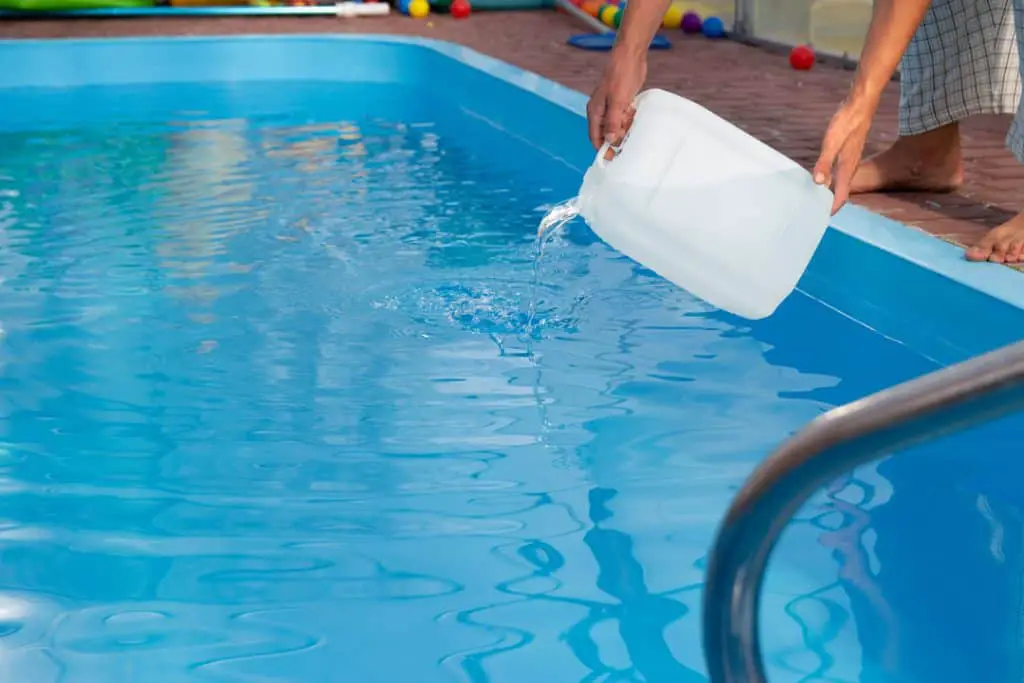 keep a pool clean with a pump by using Flocculants 