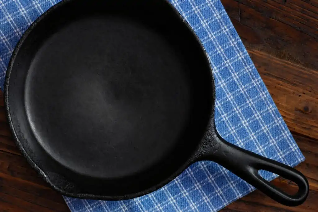 how cast iron pans work